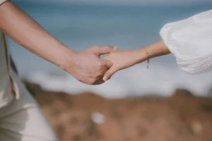 shaking hands couple in relationship
