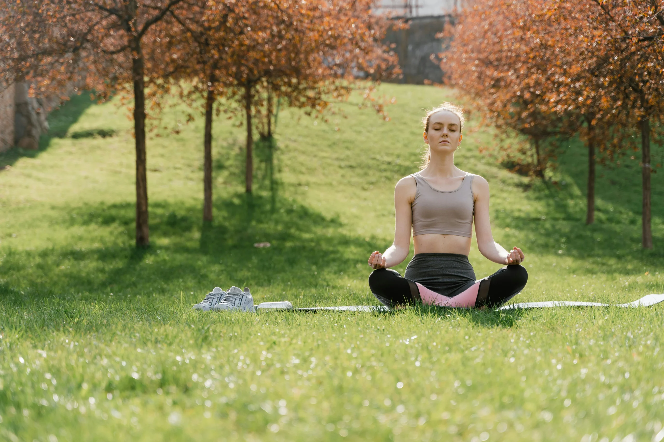 lady meditating on the grass practicing mindfulness